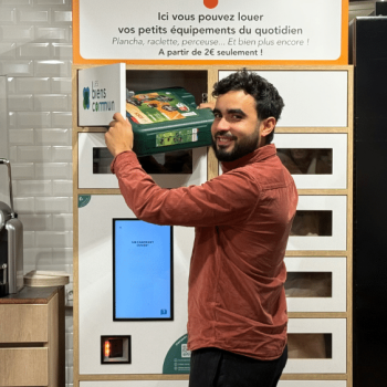 Casier connecté Les Biens en Commun en magasin, locataire ouvrant un compartiment.